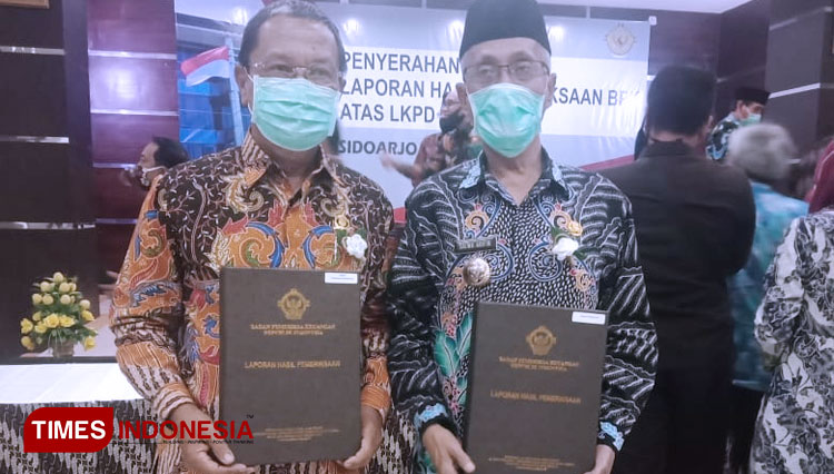 Ketua DPRD Bondowoso H Ahmad Dhafir (kiri) bersama Bupati Bondowoso KH Salwa Arifin saat menerima dokumen opini WTP dari BPK (FOTO: Ketua DPRD for TIMES Indonesia)
