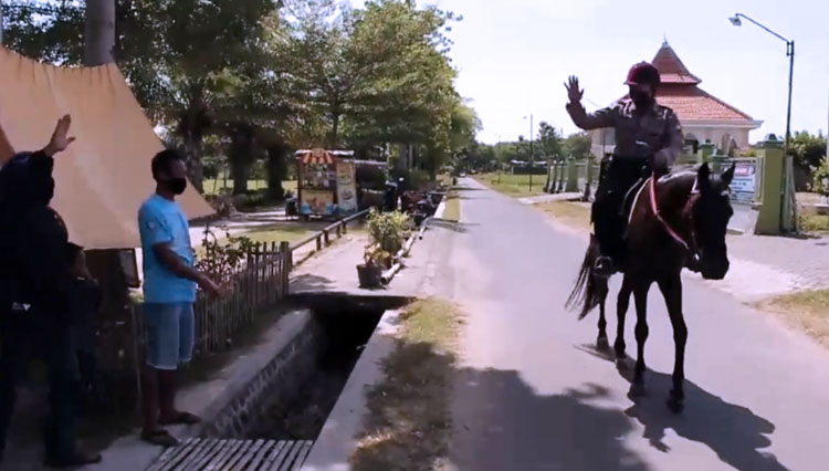 Aipda Hendry Setiawan berpatroli wilayah dengan menunggang kuda, Ndaru. (Foto: Capture Video Humas Polres Madiun for TIMES Indonesia)