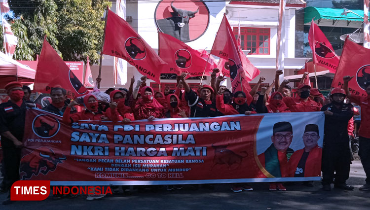 Aksi damai PDI Perjuangan Bondowoso, mereka mengecam keras aksi pembakaran bendera PDI Perjuangan di Jakarta beberapa waktu lalu (FOTO: Moh Bahri/TIMES Indonesia).
