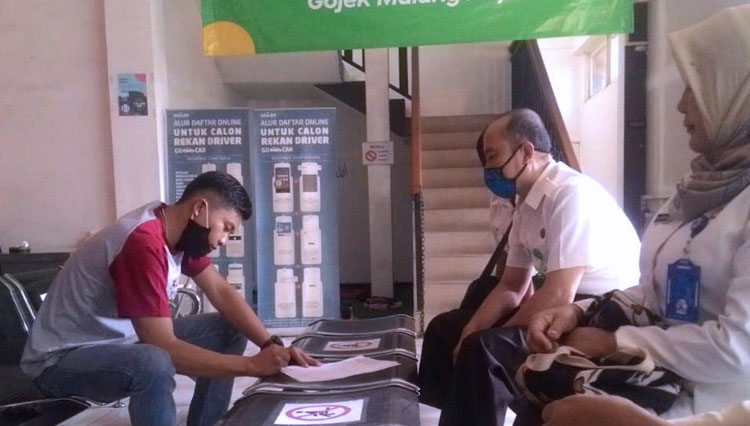 Petugas Bapenda Kota Malang meminta klarifikasi ke Kantor Gojek Malang, Selasa (30/6/2020), setelah sebelumnya tiga kali mengirim undangan dan tidak dihadiri pihak bersangkutan. (Foto: Humas Bapenda Kota Malang)