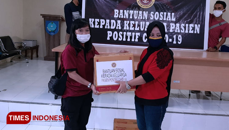 Bantuan sembako dan uang tunai yang diserahkan perwakilan Binda Malut ke warga terdampak Covid-19. (Foto: Dok Binda Malut for TIMES Indonesia)