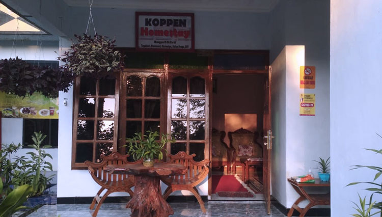 Anggota Bhabinkamtibmas Polsek Girimulyo Polres Kulon Progo, DIY menginisiasi pendirian home stay. (FOTO: Polres Kulon Progo for TIMES Indonesia)