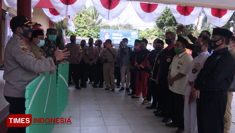 Kapolres Blitar AKBP Ahmad Fanani Eko Prasetyo menyerahkan matras ke IPSI saat  silaturrahmi dengan pengurus IPSI, dan semua perguruan pencak silat di Blitar Raya, Minggu (28/6/2020). (Foto: Imam Kusnin Ahmad/TIMES Indonesia)