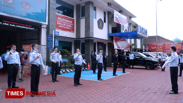 Petugas menyontohkan protokol physical distancing di halaman depan Kantor Imigrasi Malang. (Foto: Naufal Ardiansyah/TIMES Indonesia)