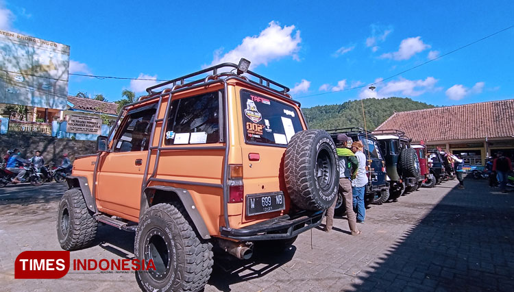 Deretan jeep wisata di rest area Sukapura. Serta penerapan protokol kesehatan pada wisatawan. (FOTO: Happy/TIMES Indonesia)