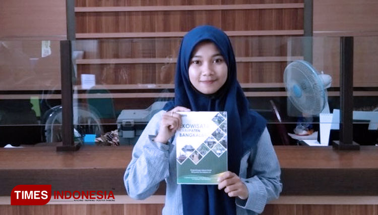 Mahasiswa Unisla, menunjukkan buku Pengembangan Industri Kretif Menyambut Era Industri 4.0, hasil karya Abid Muhtarom bersama tim, Selasa, (30/06/2020). (FOTO: Ja’far Shodiq/AJP TIMES Indonesia)