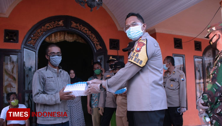 Kapolres Situbondo  bersama Dandim 0823 Memberikan Bantuan kepada Warga Isolasi Mandiri di Kecamatan Panarukan (FOTO: Humas Polres For TIMES Indonesia)