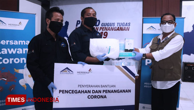 Perwakilan PT BSI menyerahkan bantuan kepada Gugus Tugas Penanggulangan Covid-19 Banyuwangi (FOTO: Rizki Alfian/TIMES Indonesia)