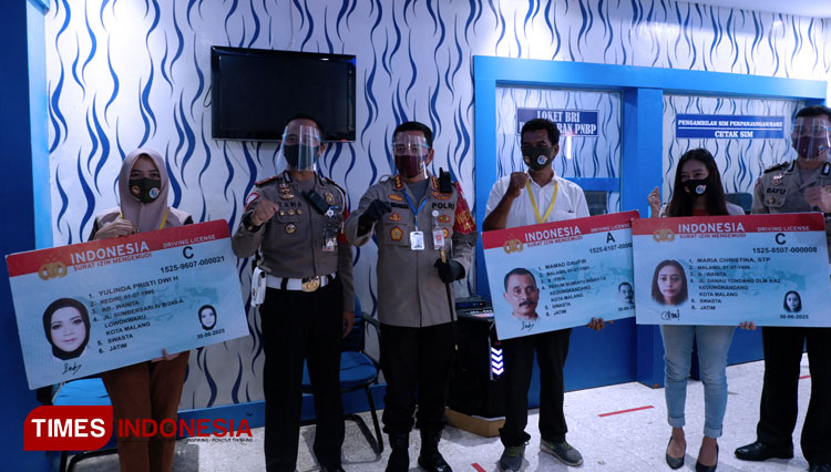 Perwakilan warga kelahiran 1 Juli menerima SIM gratis secara simbolis di Kantor Satpas Polresta Malang Kota. (Foto: Naufal Ardiansyah/TIMES Indonesia)