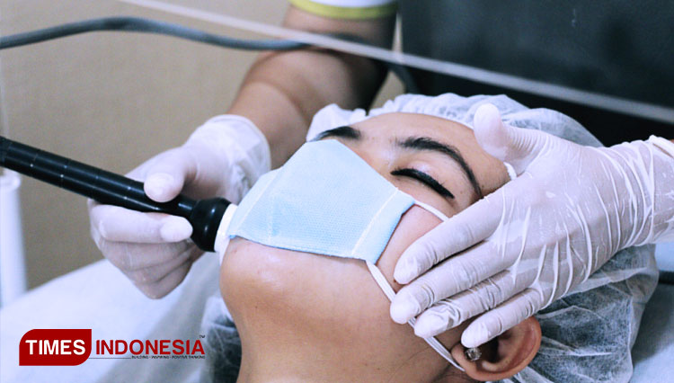 Proses Immune Booster pada wajah pasien (FOTO: Miracle Clinic for TIMES Indonesia)