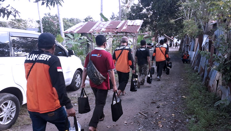 Penyaluran bantuan sembako bagi warga kurang mampu dan terdampak Covid-19.(foto: Sahabat Subuh Bali)