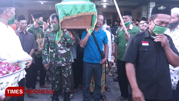 Prosesi pemakaman H. Suwandi, Wakil Ketua DPRD Kabupaten Madiun. (FOTO: Yupi Apridayani/TIMES Indonesia)