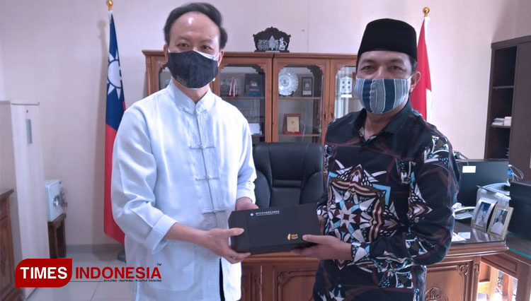 Gus Hans (kanan) saat menerima bantuan masker secara simbolis dari Direktur General The Taipei Economic and Trade Office (TETO) Surabaya Benson Lin, Selasa (30/6/2020). (Foto: Lely Yuana/TIMES Indonesia)