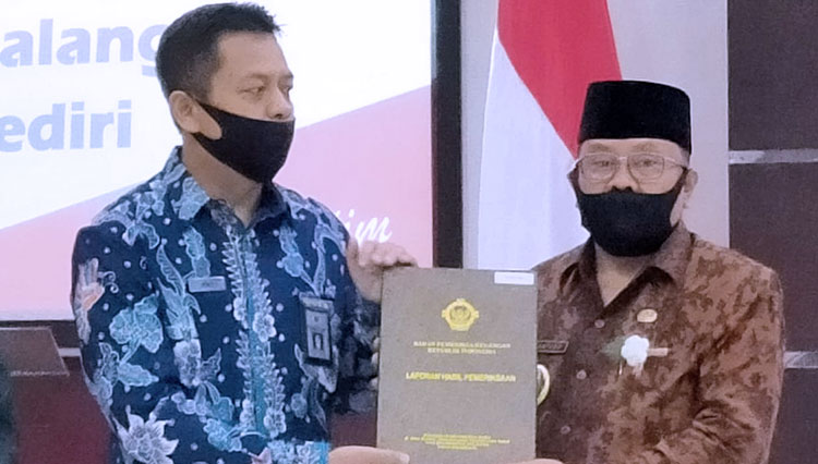 Wali Kota Kota  Blitar Santoso (Kanan) menerima penghargaan WTP dari BPK RI di kantor BPK Perwakilan Jawa Tmur di Surabaya, Selasa (30/6/2020). ( Foto: Humas Pemkot Blitar) 