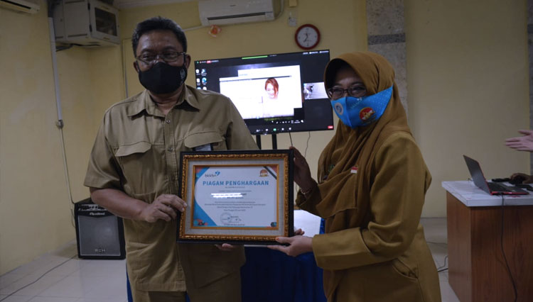 Wali Kota Yogyakarta raih penghargaan dari BKKBN. (FOTO: Pemkot Yogyakarta for TIMES Indonesia)