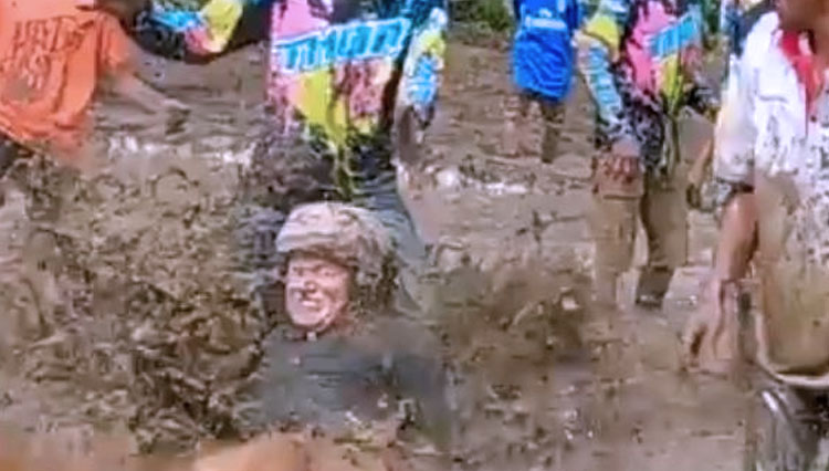 Gordon Ramsay terjatuh saat menaiki pacu jawi. (Foto: The Jakarta Post- Nat Geo Channel)