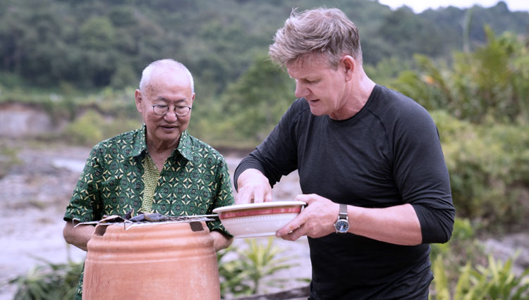 Gordon Ramsay memasak rendang bersama William Wongso. (Foto: The Jakarta Post)