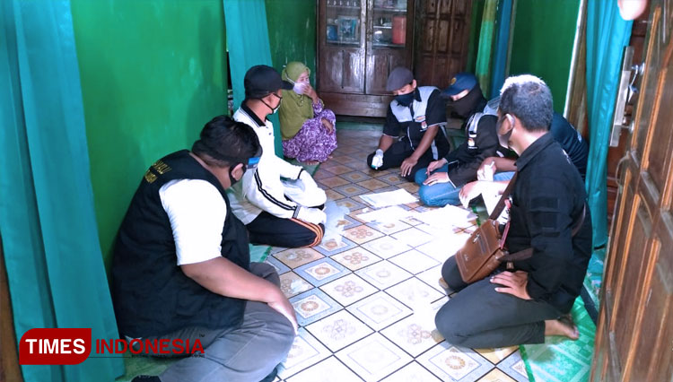 Anggota Bawaslu Lamongan melakukan pengawasan melekat saat proses verifikasi faktual di Desa Kebonagung, Kecamatan Babat, Kabupaten Lamongan. (FOTO: Bawaslu Lamongan for TIMES Indonesia)