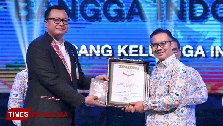 Kepala BKKBN Pusat dr. Hasto Wardoyo (kanan) menerima penghargaan MURI sebagai pelayanan akseptor terbanyak, di Jakarta, Selasa (30/6/20) malam. (FOTO: BKKBN for TIMES Indonesia)