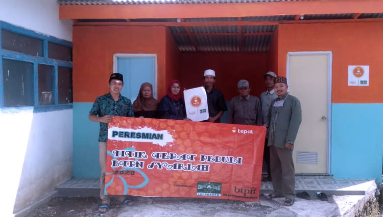 BTPN Syariah Didampingi Lapkesdam NU Lumajang menyerahkan bantuan kepada masyarakat. (Foto: Lakpesdam PCNU Lumajang For TIMES Indonesia)