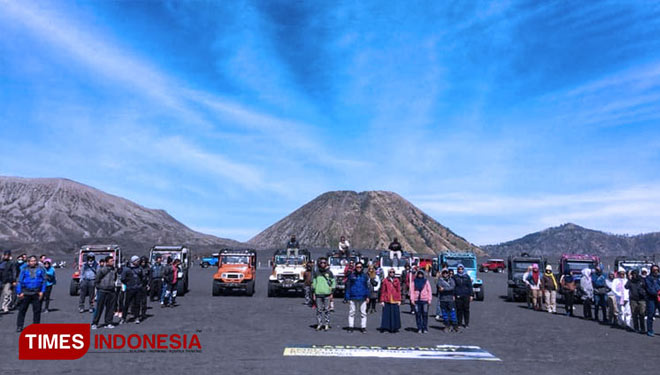 The visitors pose with Bromo crater on their back before the pandemic. (Photo: Doc. TIMES Indonesia) 