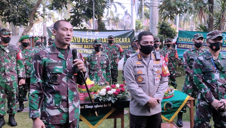 Pemberian surprise dari Danrem 083 Baladhika Jaya, Kolonel Inf Irwan Subekti dalam menyambut HUT Bhayangkara ke 74. (Foto: Penrem 083 Baladhika Jaya)