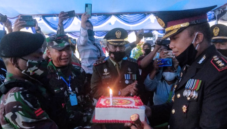 Danrem 174 Merauke Brigjen TNI Bangun Nawoko memberikan kue ulang tahun kepada Kapolres Mimika AKBP I Gusti Gede Era Adinata di Hari Bhayangkara.  (foto: Penrem 174 Merauke)
