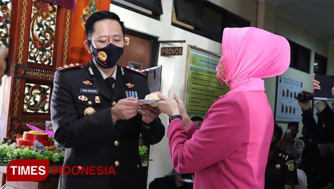 Kapolres Banjarnegara AKBP Fahmi Arifrianto, serahkan kue. (FOTO : Kominfo for TIMES Indonesia)