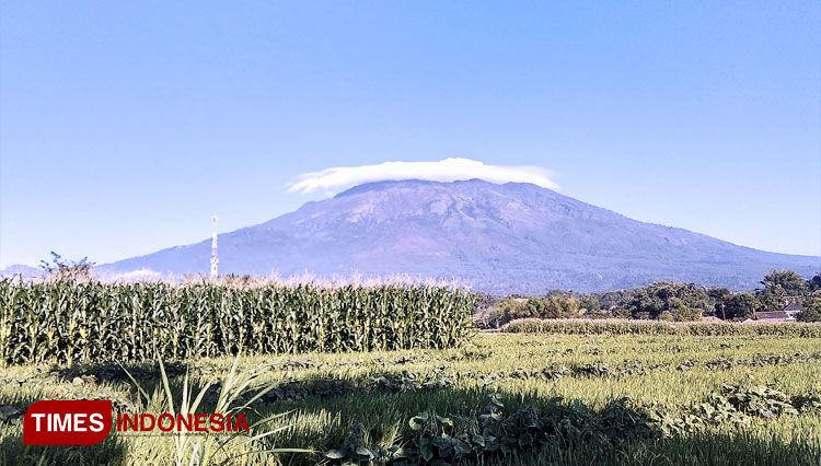 Fenomena topi awan di atas Gunung Lawu tampak di Magetan, Jawa Timur, Rabu (1/7/2020). (FOTO: M Kilat Adinugroho/TIMES Indonesia)