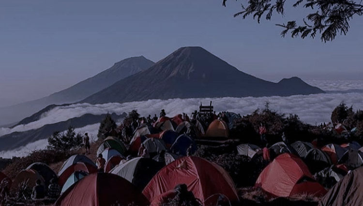 Ilustrasi: Suasana Gunung Prau dan penampakan tenda para pendaki gunung (foto: Instagram/ Praumountain)