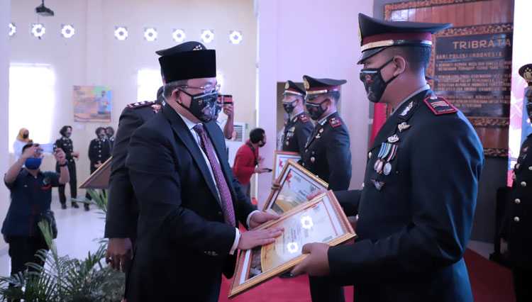 Pemberian penghargaan di HUT Bhayangkara Ke-74 oleh Bupati Muba Dodi Reza Alex (Foto: Kominfo Muba)