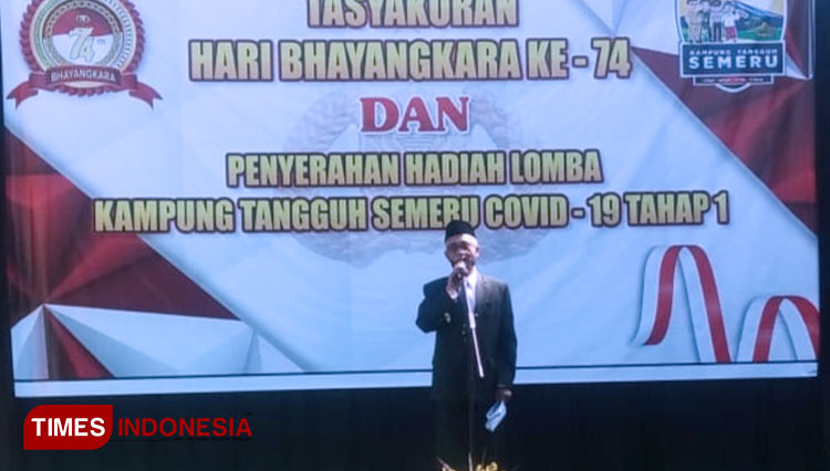 Bupati Bondowoso KH Salwa Arifin saat sambutan dalam acara tasyakuran HUT ke-74 Bhayangkara di Polres Bondowoso. (FOTO: Moh Bahri/TIMES Indonesia)