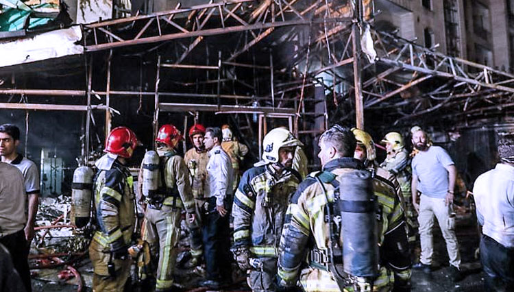 Para petugas pertama berkumpul di tempat ledakan di pusat kesehatan Sina At'har di utara ibukota Iran, Teheran. (FOTO: ISNA / AFP)