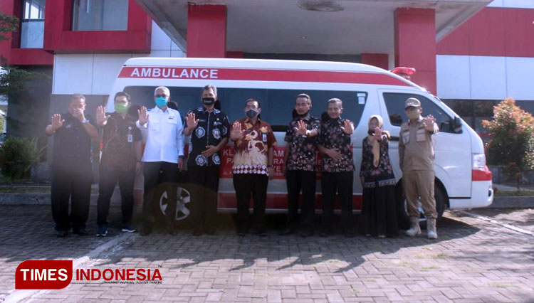 Ambulans operasional dari Pemkab Cilacap untuk PMI Cilacap diserahkan oleh Sekda Cilacap Farid Ma'ruf. (FOTO: PMI Cilacap for TIMES Indonesia)