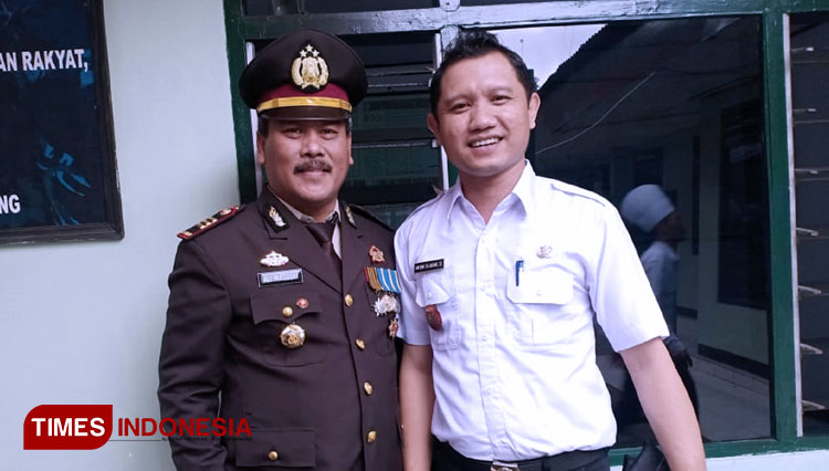 Ketua Askab, Anton Sujarwo SE (kanan) bersama Kapolsek Banyuwangi Kota, AKP Ali Masduki. (Foto : Syamsul Arifin/TIMES Indonesia)