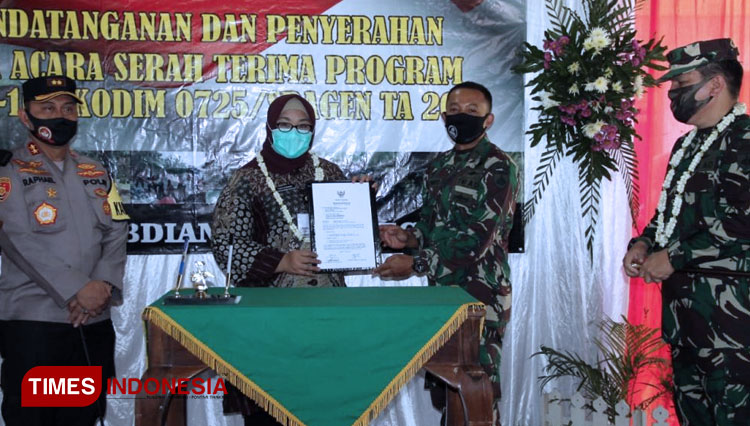 Penandatanganan berita acara penyerahan pengerjaan TNI Manunggal Membangun Desa (TMMD) ke-108 Reguler Kodim 0725/Sragen. (FOTO: AJP TIMES Indonesia)