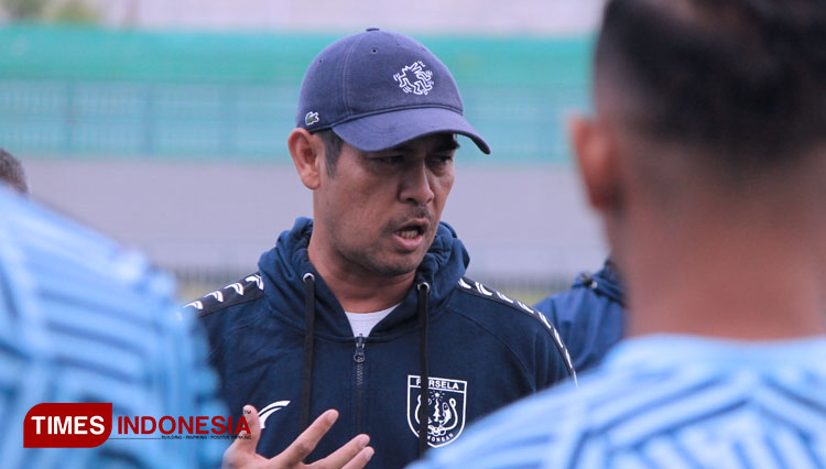 Pelatih Persela, Nil Maizar, memberikan arahan kepada para pemain, dalam sesi latihan sebelum pandemi Covid-19. (FOTO: MFA Rohmatillah/ TIMES Indonesia)