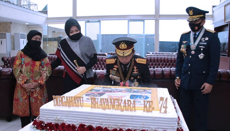 Panglima TNI Marsekal TNI Hadi Tjahjanto memberikan kejutan kue ulang tahun kepada Kapolri Jenderal Idham Azis (tengah) di HUT ke-74 Bhayangkara, Rabu (1/7/2020). (Foto: Puspen TNI).