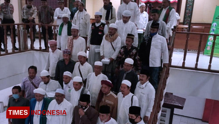 Para Kiai dan Tokoh Masyarakat di Sumenep Saat Keluar Dari Ruang Pertemuan Anggota DPRD  Sumenep, Rabu (1/7/2020). (FOTO: Ach. Qusyairi Nurullah/TIMES Indonesia)