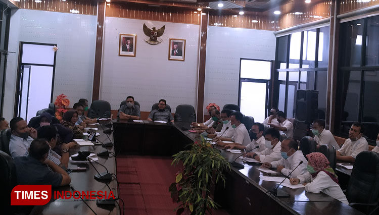 Rapat Pembahasan Izin Oleh DPMPTSP Kabupaten Cirebon. (Foto: Devteo MP/TIMES Indonesia)