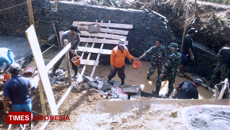 Satgas TMMD dibantu polri dari Polsek Sidareja, dan warga masyarakat Karanggedang, kompak dalam pengerjaan sasaran fisik TMMD Sengkuyung tahap II. (Foto: Hermawan Septianto/TIMES Indonesia)