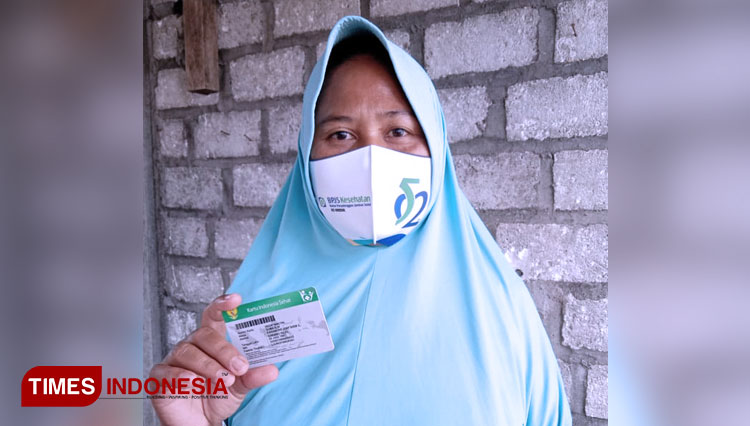 Sumarlik saat menunjukkan kartu JKN-KIS (Foto: Akmal/TIMES Indonesia).