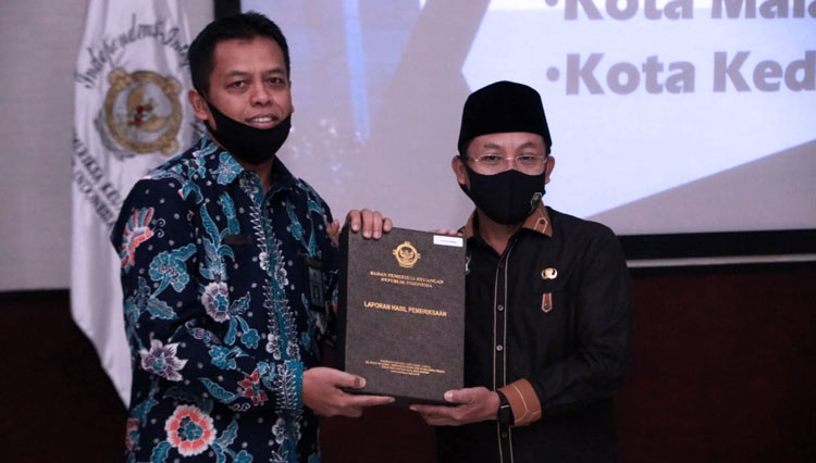 Wali Kota Malang Sutiaji menerima penghargaan predikat Wajar Tanpa Pengecualian (WPK) dari BPK RI Perwakilan Jawa Timur. (Foto: Humas Pemkot Malang)