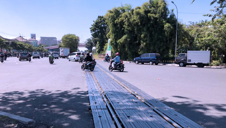 Jalur rel yang akan diperbaiki di sepanjang jalan menuju Stasiun Wonokromo, Rabu (1/7/2020). (Foto: KAI for TIMES Indonesia)