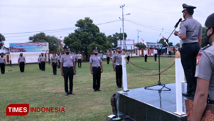 Kapolres Pulau Morotai AKBP. Andri Hariyanto, S.I.K., memimpin langsung upacara kenaikan pangkat 12 personil anggotanya. (FOTO: Humas Polres for TIMES Indonesia)