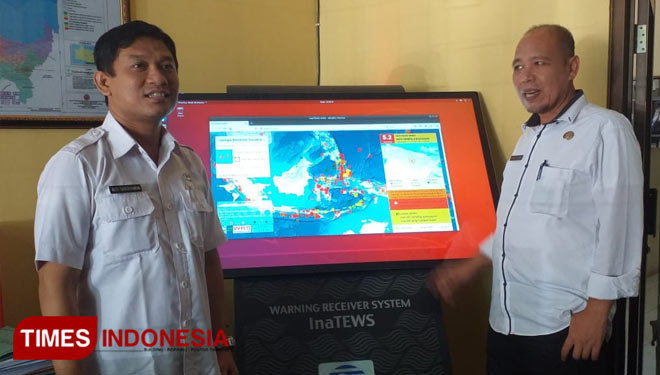 BPBD Kabupaten Cirebon melakukan pengecekan terhadap alat pendeteksi gempa bumi dan Tsunami. (Foto: Devteo MP/ TIMES Indonesia)