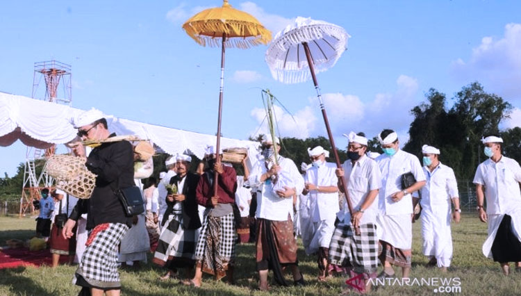 Bandar Udara Internasional I Gusti Ngurah Rai Bali menggelar ritual Upacara Peneduh Jagat Bali, Mepekelem dan Mebebangkit, untuk memohon keselamatan khususnya dari pandemi Covid-19. (FOTO: bali.antaranews.com/Istimewa/fik)