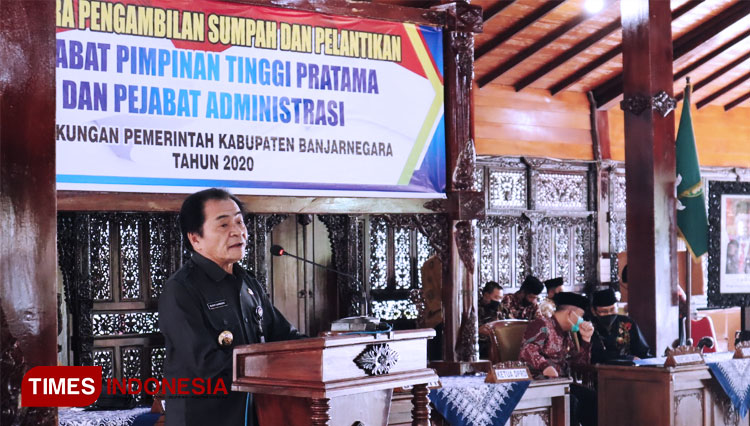 Bupati Banjarnegara Budhi Sarwono memberikan sambutan usai melatik 20 pejabat struktural lingkup pemkab. (FOTO : Kominfo/TIMES Indonesia)