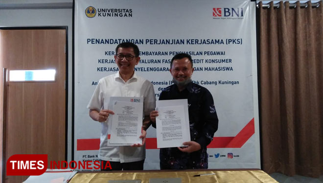 Rektor Uniku Dikdik Harjadi bersama Pimpinan Bank BNI 46 Cabang Kuningan, Harry Teken Mou. (Foto: Humas Uniku For TIMES Indonesia)
