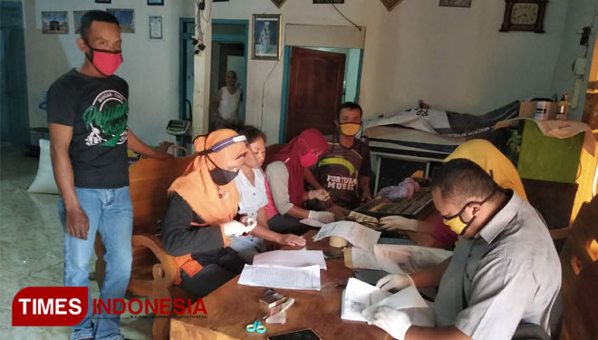 Petugas dari KPU dan Bawaslu Lamongan saat melaksanakan tahapan verifikasi faktual berkas dukungan bakal calon perseorangan untuk Pilkada 2020 Lamongan. (FOTO: KPU Lamongan for TIMES Indonesia)